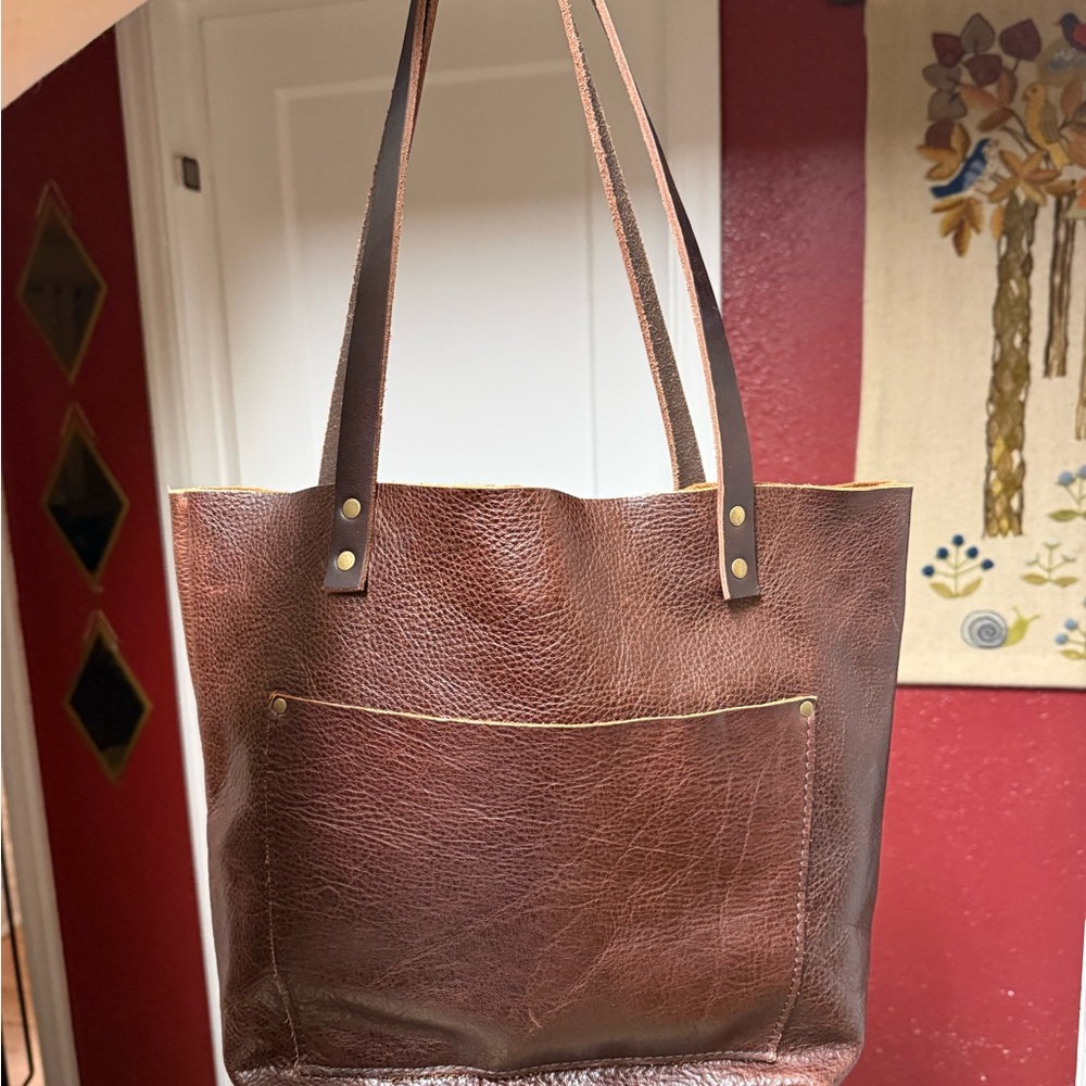Portland Leather Medium Classic Tote in Coldbrew